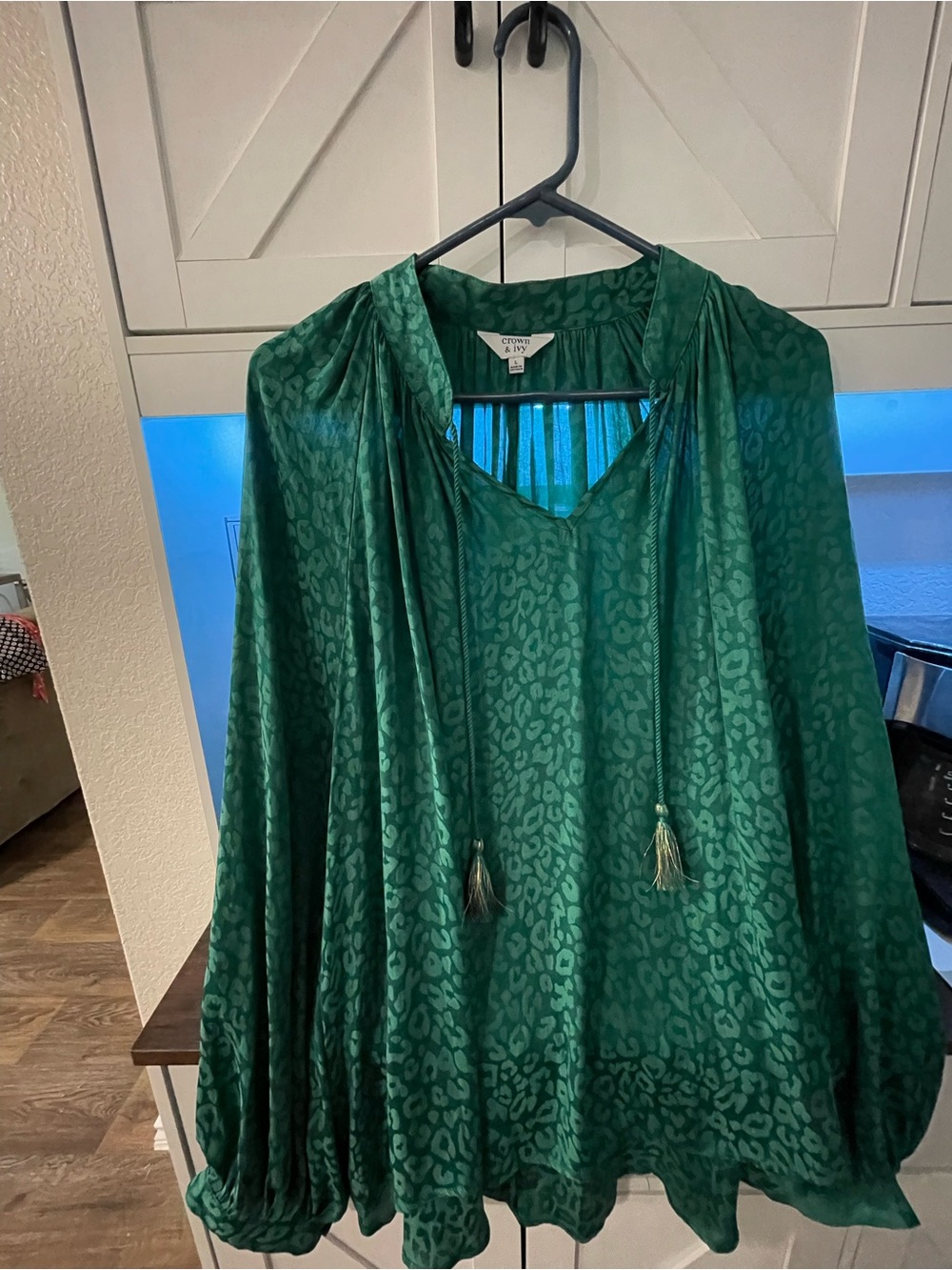 crown & ivy Emerald Green Satin Leopard-Print Tunic